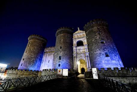 Giornata Rifugiato: Torri in blu per il Maschio Angioino a Napoli