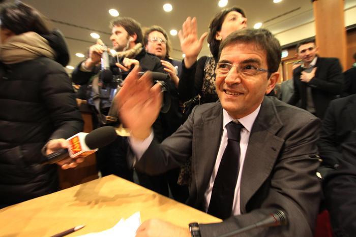 Cosentino a manifestazione 'Forza Campania', applausi e cori