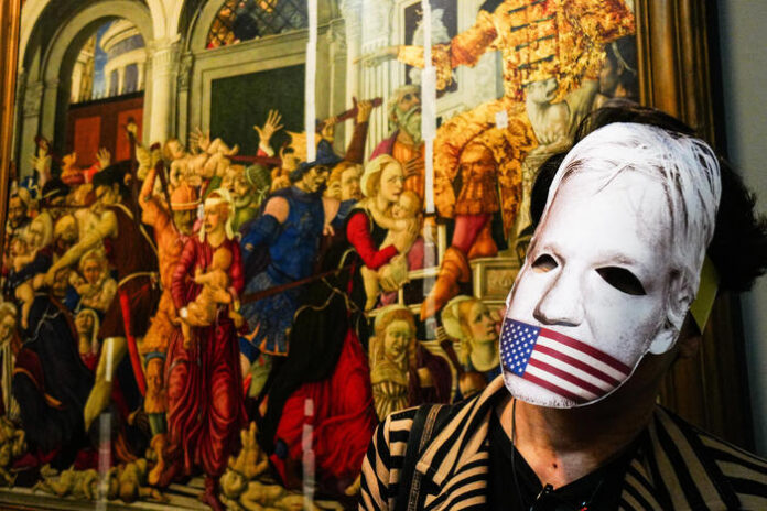 Attivisti con maschera Assange e manette al museo di Capodimonte a Napoli